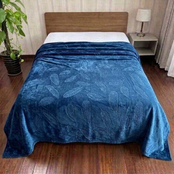 چیدمان پتو مسافرتی طرح پر تک رنگ دو نفره روی تخت اتاق خواب در سایت شیک خوابا