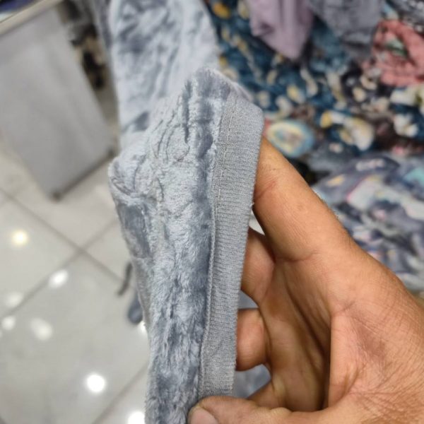 نمای نزدیک از کیفیت دوخت و نوار دوزی لبه پتو مسافرتی برجسته بلک ایگل در سایت شیک خوابا
