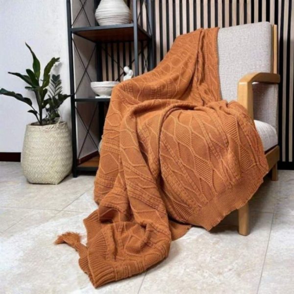 شال مبل تک‌رنگ بافت‌دار سایز دو نفره رنگ آجری روی مبل راحتی